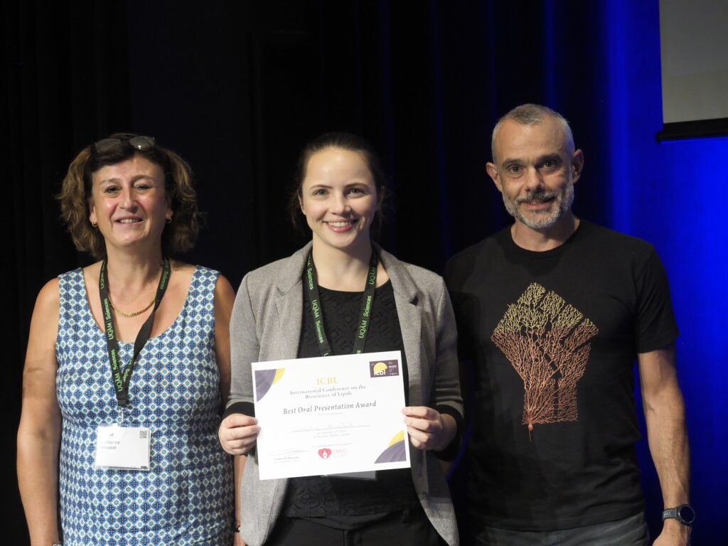 Nathalie Burchat receiving the 1st prize for the selected talk at the 62nd ICBL in Montreal