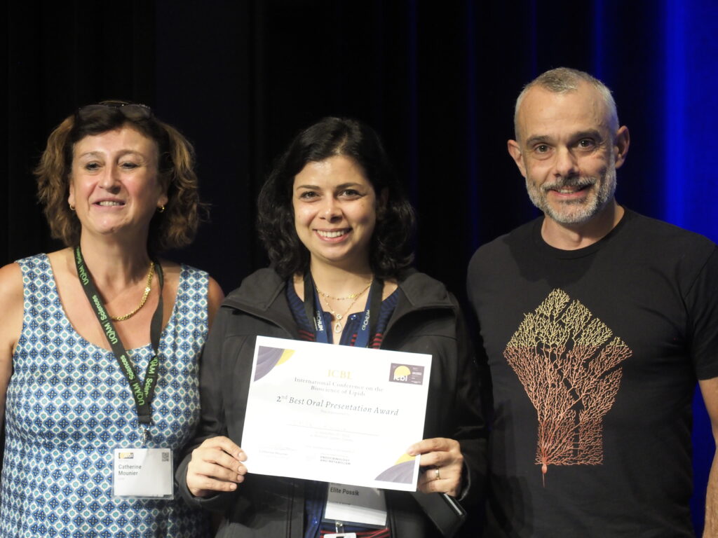 Elite Possik receiving the 2nd prize for the selected talk at the 62nd ICBL in Montreal
